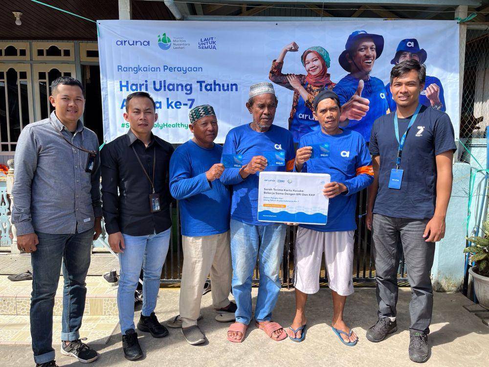 Nelayan di Kalimantan Timur (Kaltim) mendapatkan Kartu Kusuka. (dok. Aruna)