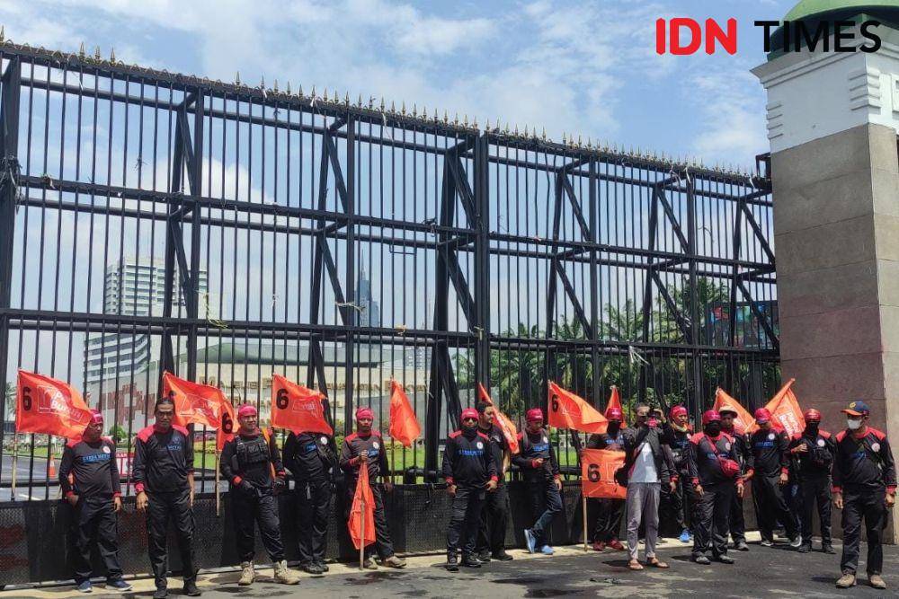 Demo Buruh di DPR Minta Usut Transaksi Janggal yang Diduga Terjadi di Kemenkeu pada Rabu (29/3/2023). (IDN Times/Yosafat Diva Bayu Wisesa)