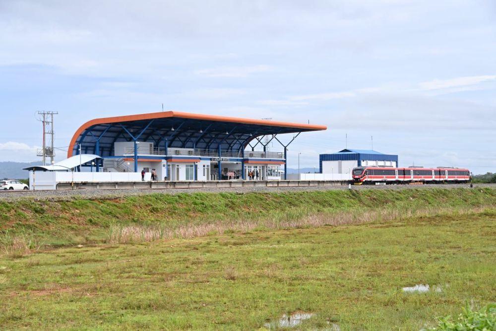 Kereta Api (KA) Makassar – Parepare lintas Maros-Barru. (dok. Kemenhub)