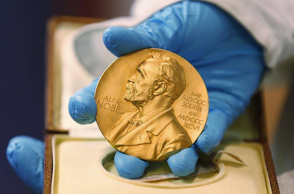 medali Nobel (apnews.com/Fernando Vergara)