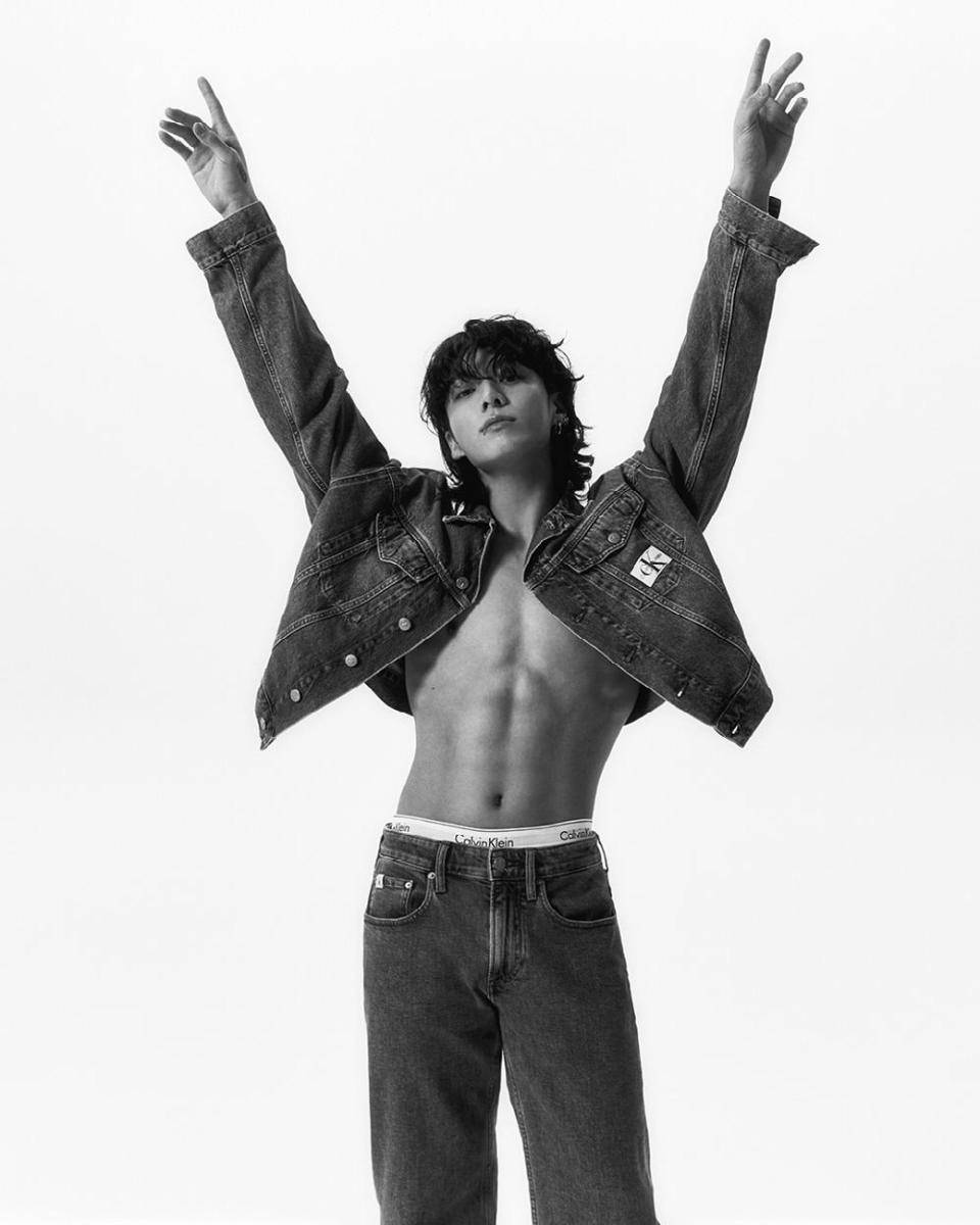 Jungkook BTS di balik layar pemrotretan Calvin Klein (twitter.com/CalvinKlein)