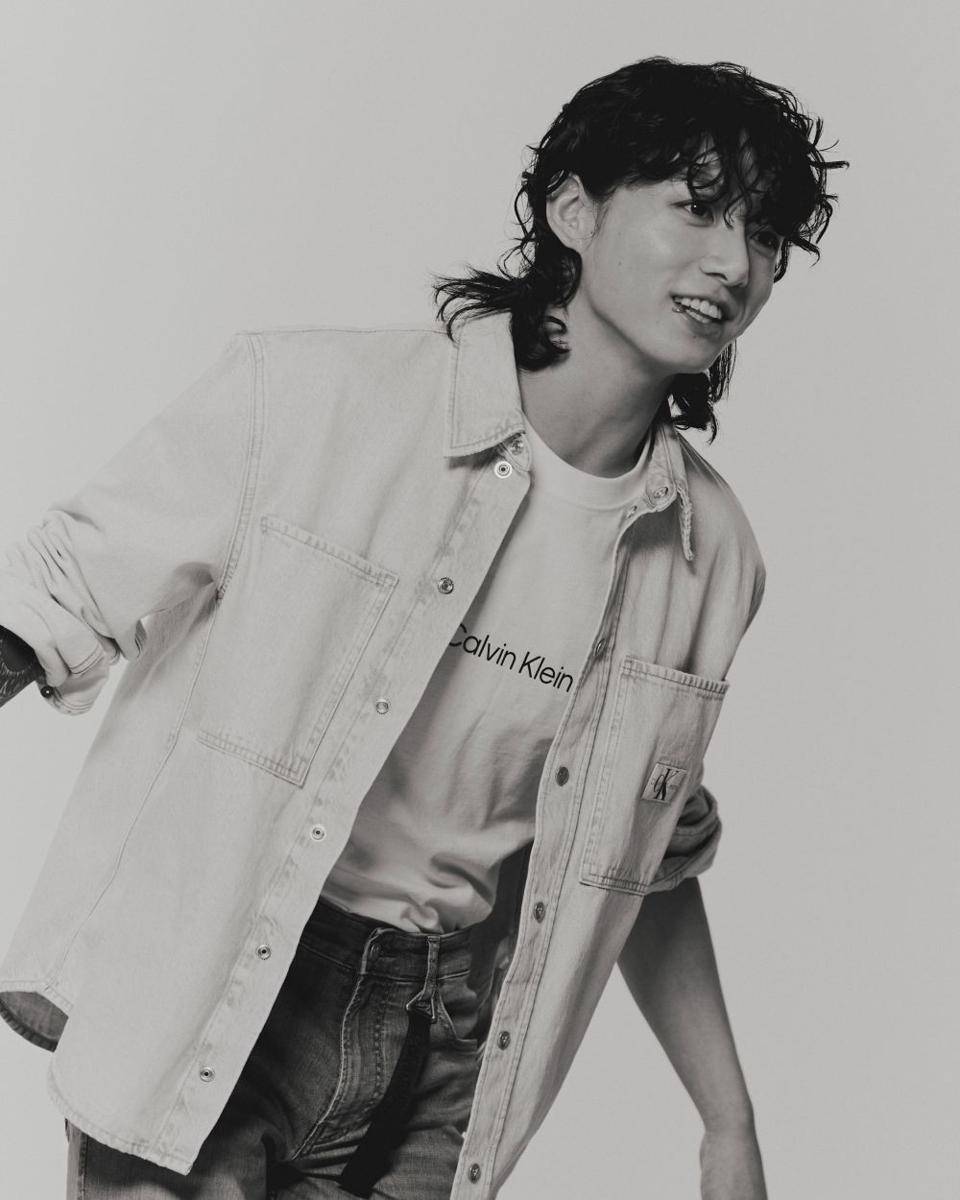 Jungkook BTS di balik layar pemrotretan Calvin Klein (twitter.com/CalvinKlein)