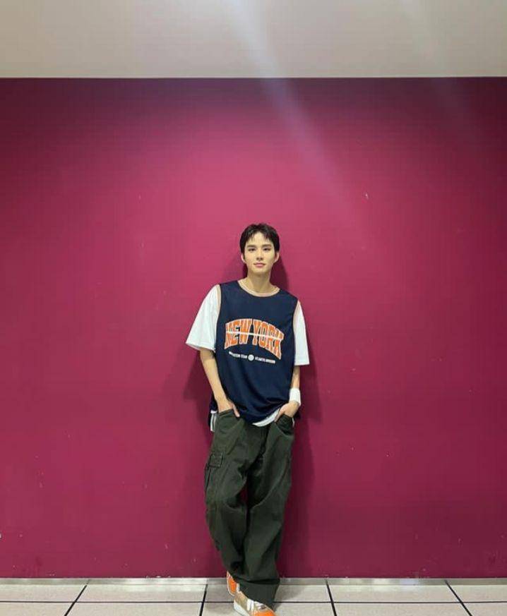 Potret daily outfit Jungwoo NCT 127 (instagram.com/sugaringcandy)