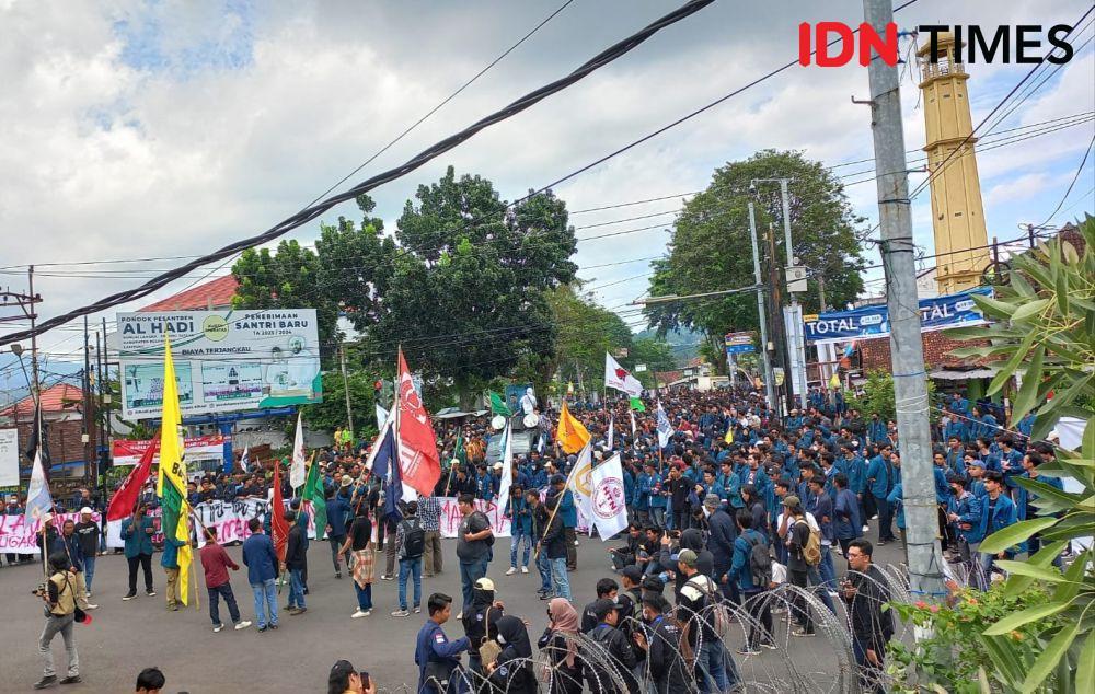 Aksi demo penolakan UU Cipta Kerja di Kota Bandar Lampung. (IDN Times/Tama Yudha Wiguna).