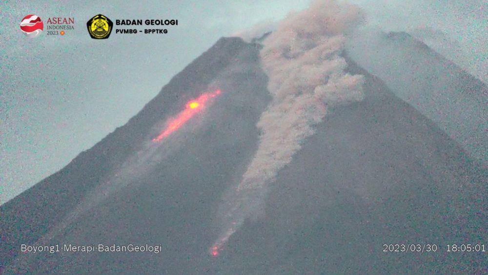 Luncuran awan panas guguran Gunung Merapi Kamis (30/3/2023) pukul 18.04 WIB. (Istimewa/BPPTKG).