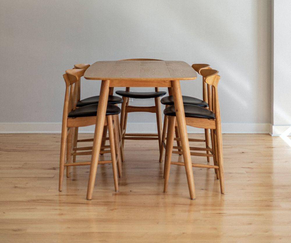 Ilustrasi kursi dan meja makan kayu khas scandinavian (unsplash.com/Jose Losada)