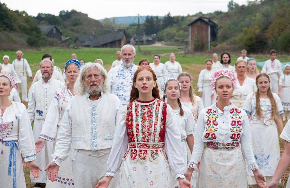 Midsommar (2019) ternyata memberikan spoiler-nya di awal film. Apakah itu? (dok. A24/Midsommar)