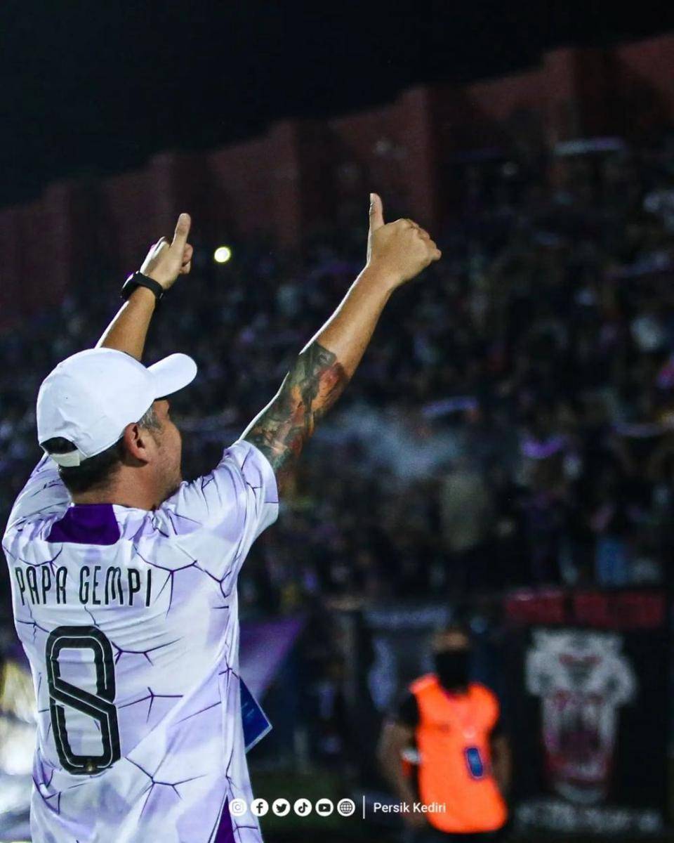 Gading Marten menonton Persik Kediri (instagram.com/persikfcofficial)