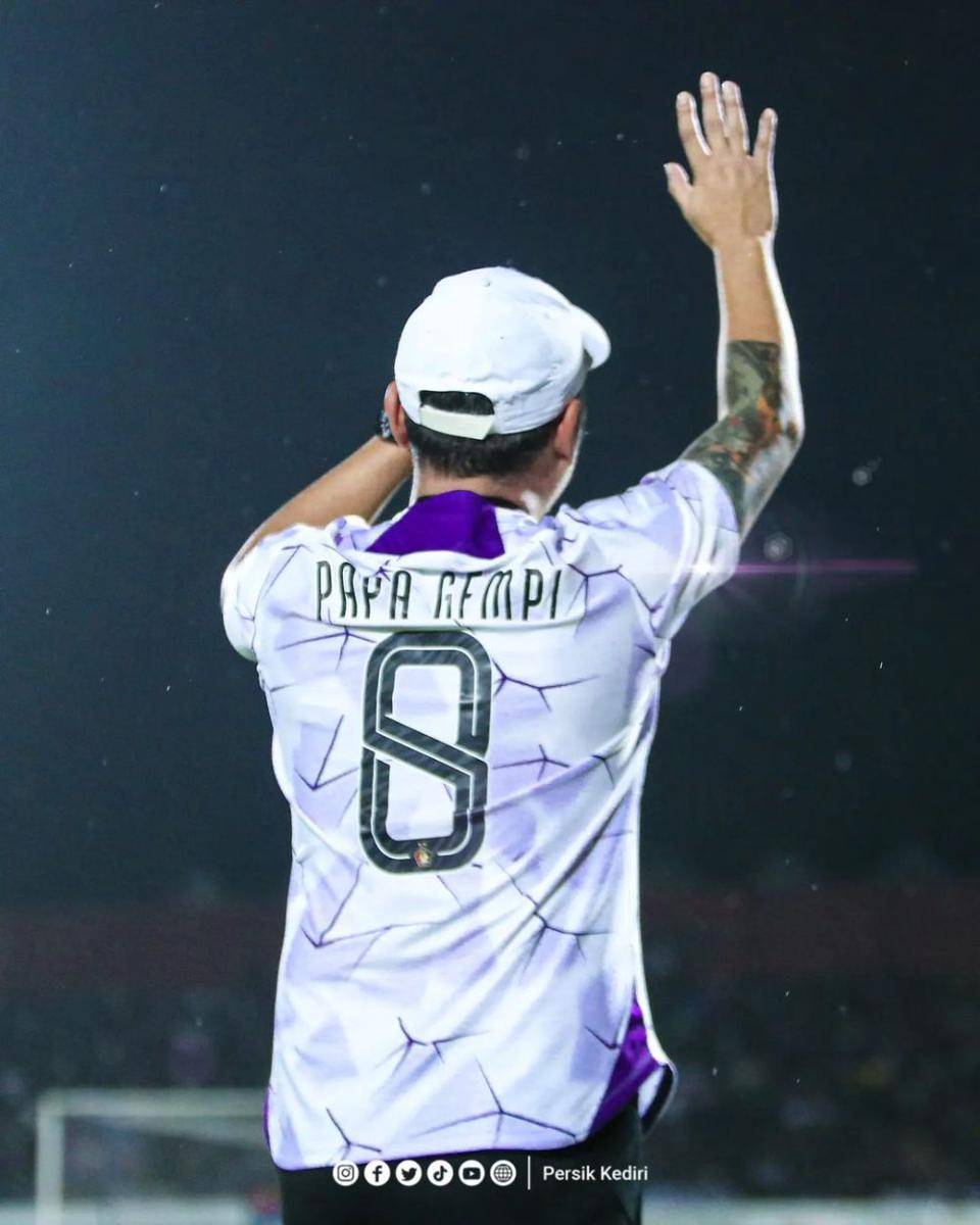 Gading Marten menonton Persik Kediri (instagram.com/persikfcofficial)