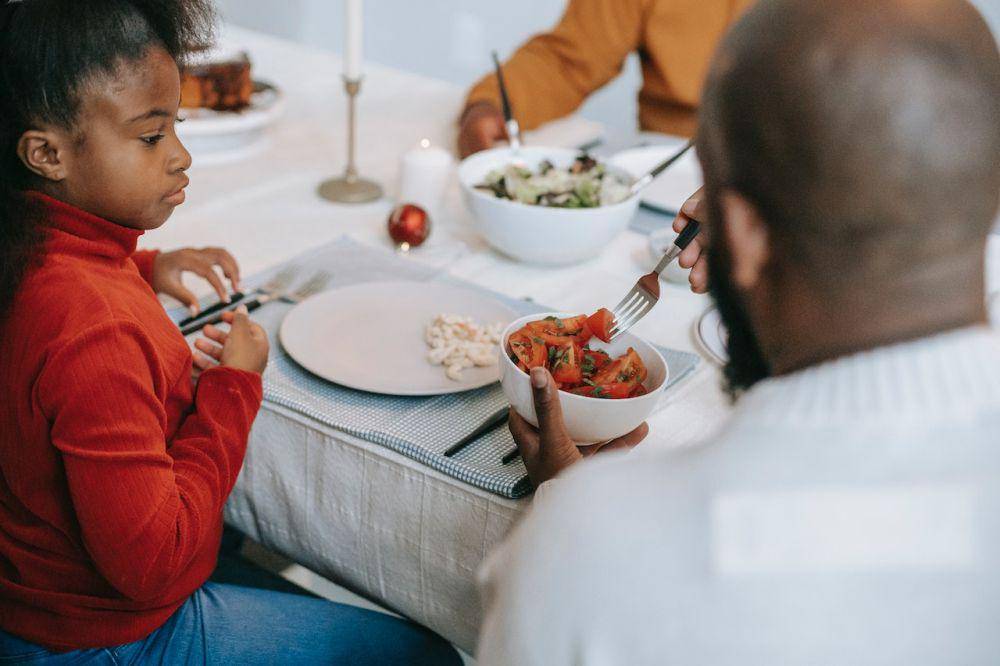 ilustrasi makan bersama (pexels.com/Any Lane)