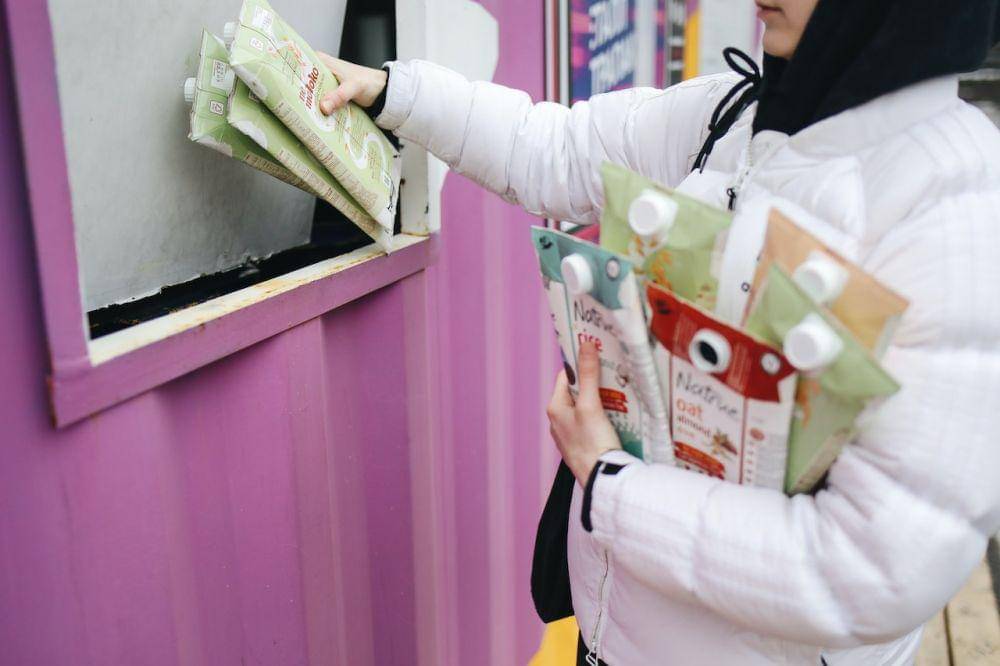 ilustrasi membuang sampah (pexels.com/Polina Tankilevitch)