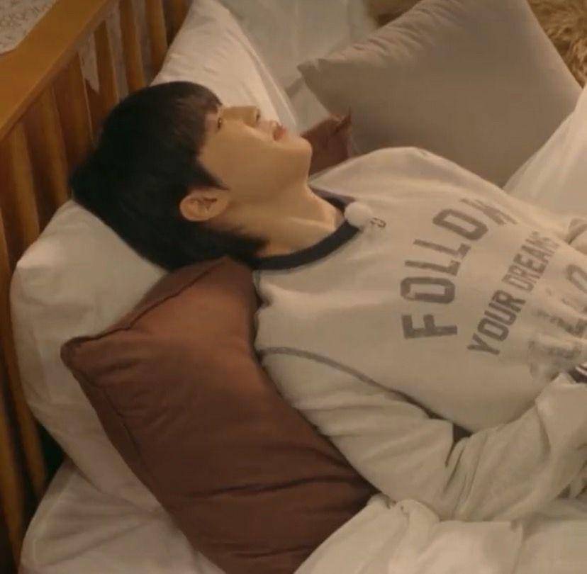 Jimin berikan side eye saat pura-pura tidur (twitter.com/@jiminIoops)