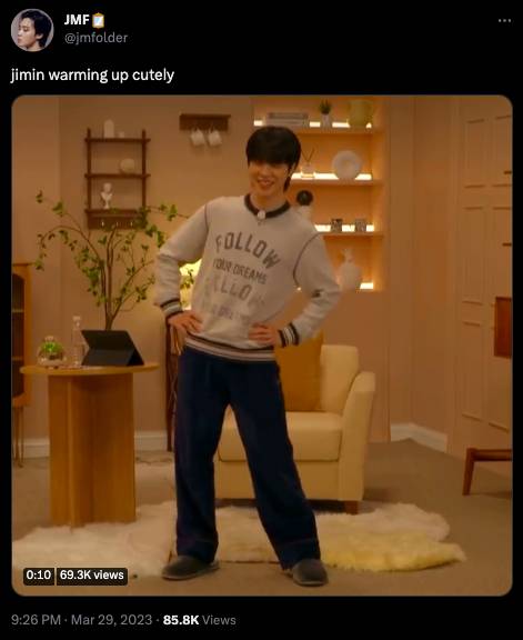 Jimin senam pemanasan saat live di weverse (twitter.com/@jmfolder)