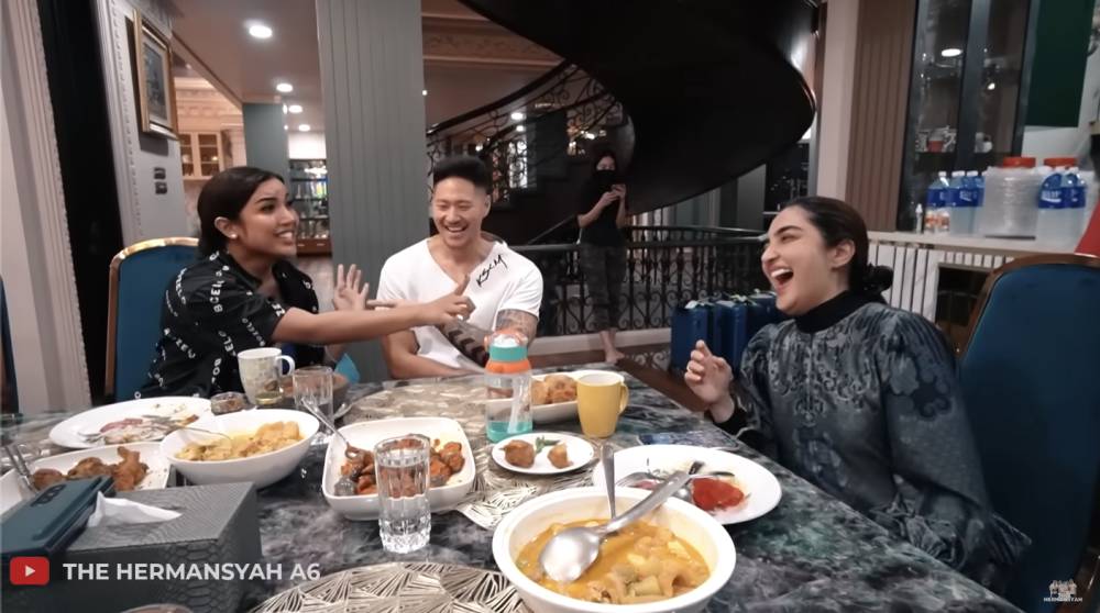 Millen Cyrus dan Lionel Lee di rumah Ashanty (YouTube.com/The Hermansyah A6)
