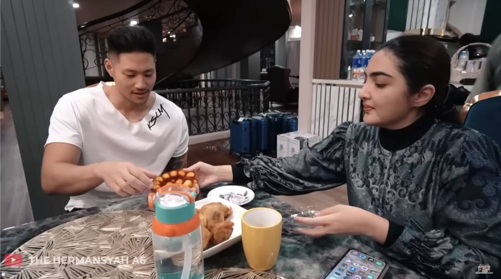 Millen Cyrus dan Lionel Lee di rumah Ashanty (YouTube.com/The Hermansyah A6)
