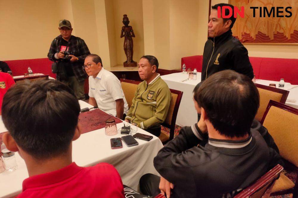 Waketum PSSI, Zainudin Amali menghampiri skuad Timnas Indonesia U-20, Kamis (30/3/2023). (IDN Times/Tino)