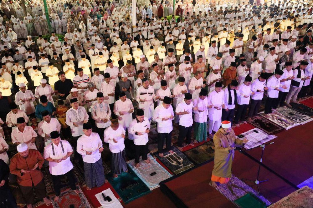[FOTO] Ribuan Orang Salat Subuh di Pantai Losari Makassar