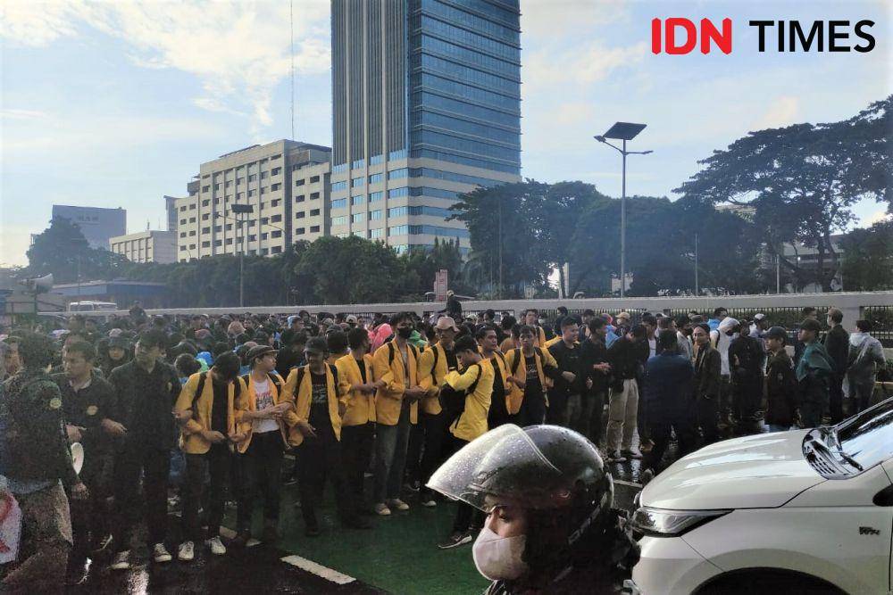 BEM SI menggelar demo di depan Gedung DPR/MPR, Senayan, Jakarta Pusat, Kamis (30/3/2023). (IDN Times/Yosafat Diva Bayu Wisesa)