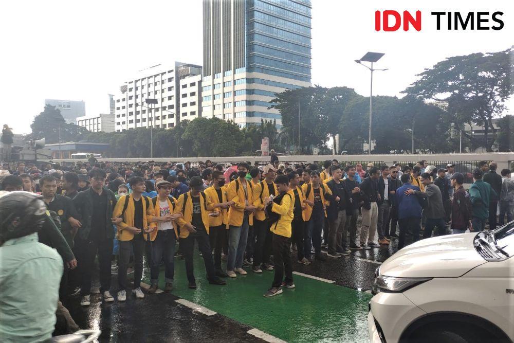 Diguyur Hujan, Mahasiswa Tetap Demo dan Blokade Jalan Depan DPR