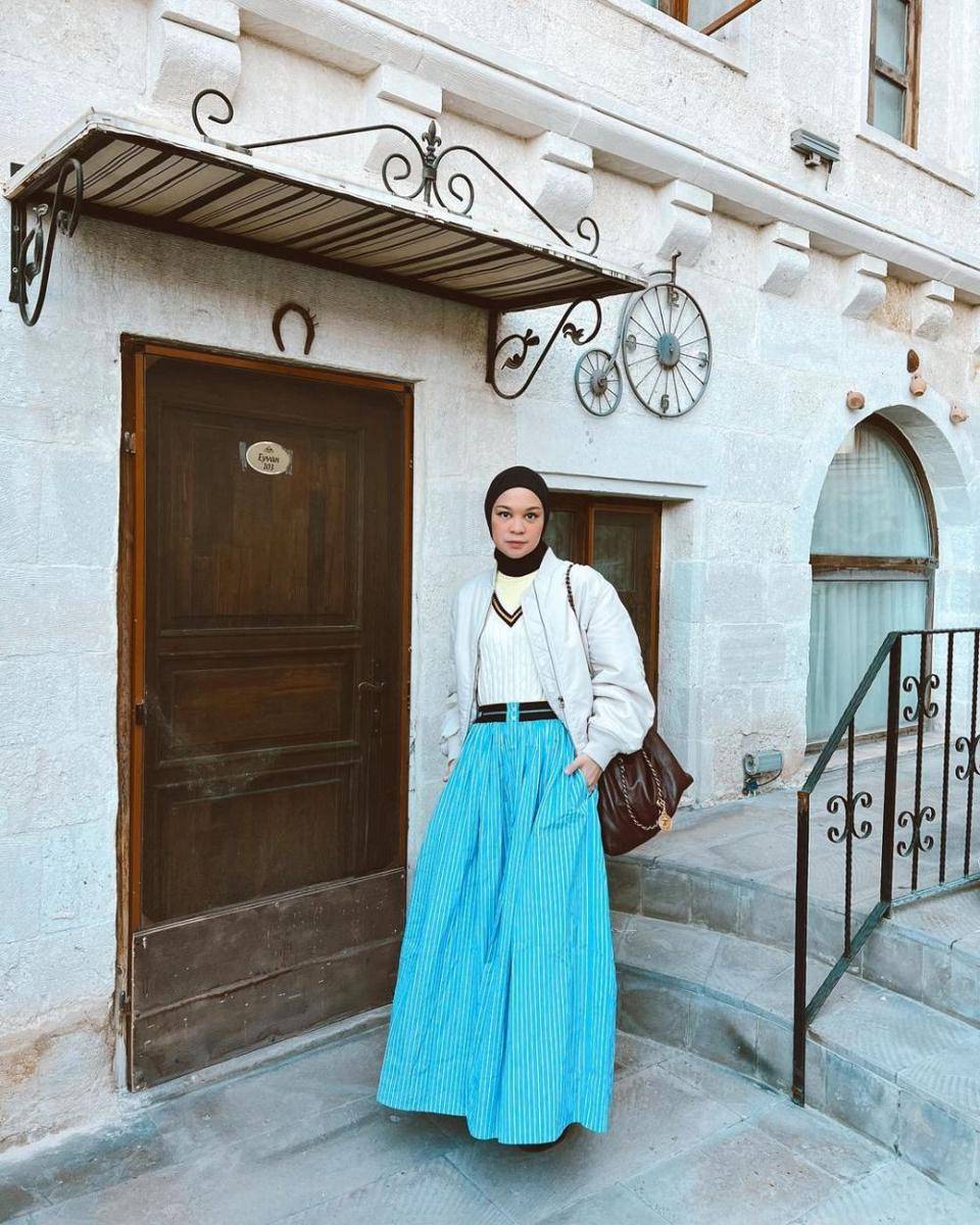Outfit serba biru ala Tantri Namirah (instagram.com/tanteinamirah)