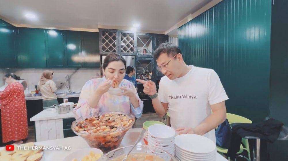 Anang bikin takjil (YouTube.com/The Hermansyah A6)