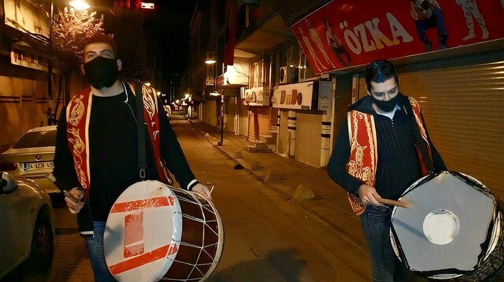 penabuh drum sedang membangunkan sahur warga Turki (instagram.com/pendiklitv)