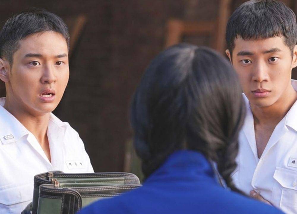 Momen bromance Choi Chul Woong dan Lee Du Hak di Oasis (instagram.com/kbsdrama)