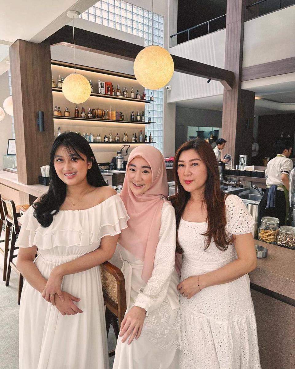 potret Larissa Chou, adik dan sang ibu (instagram.com/larissachou)