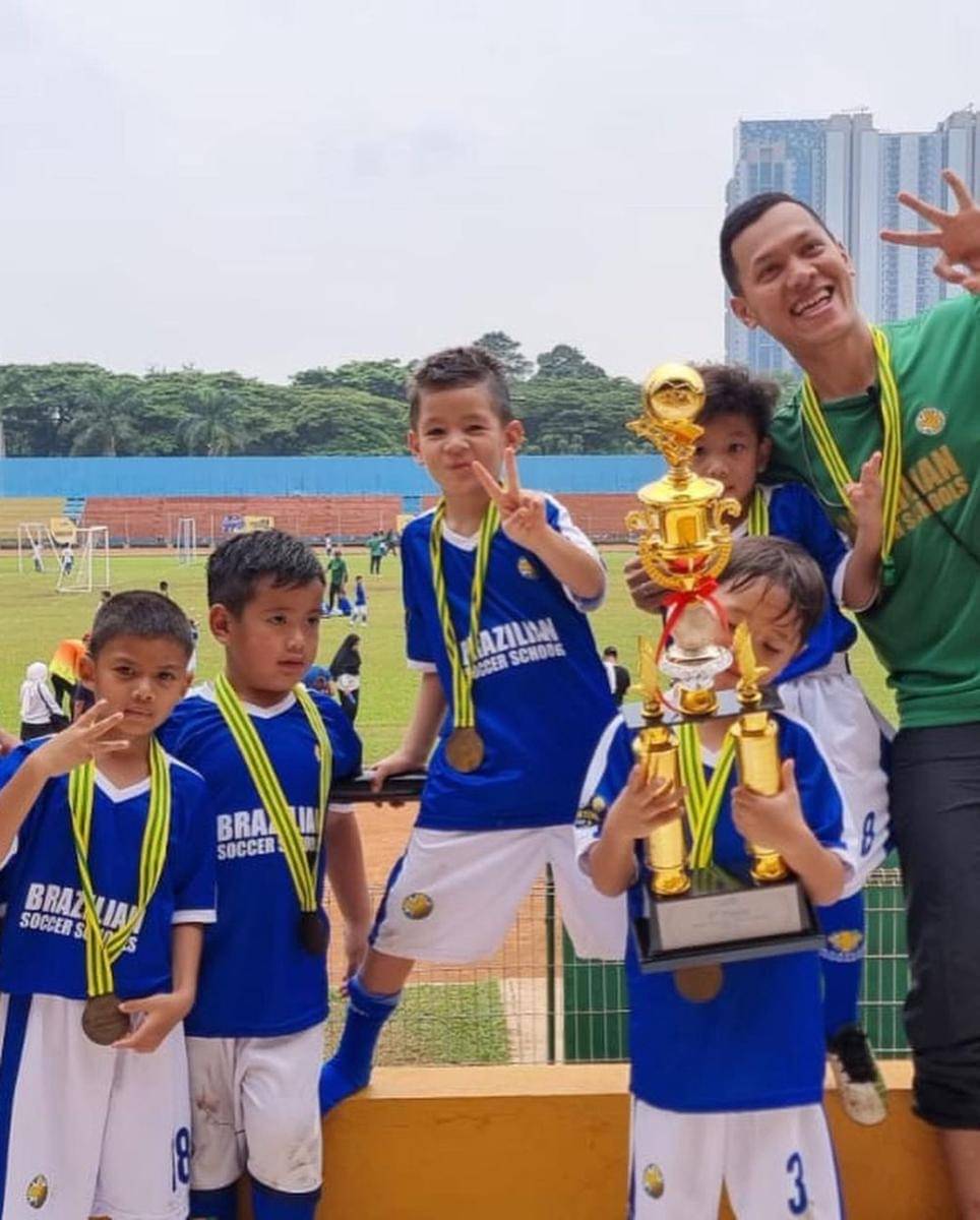 potret Arjuna Zayan Sugiono dan Kai Attar Sugiono saat bermain bola (instagram.com/titi_kamall)