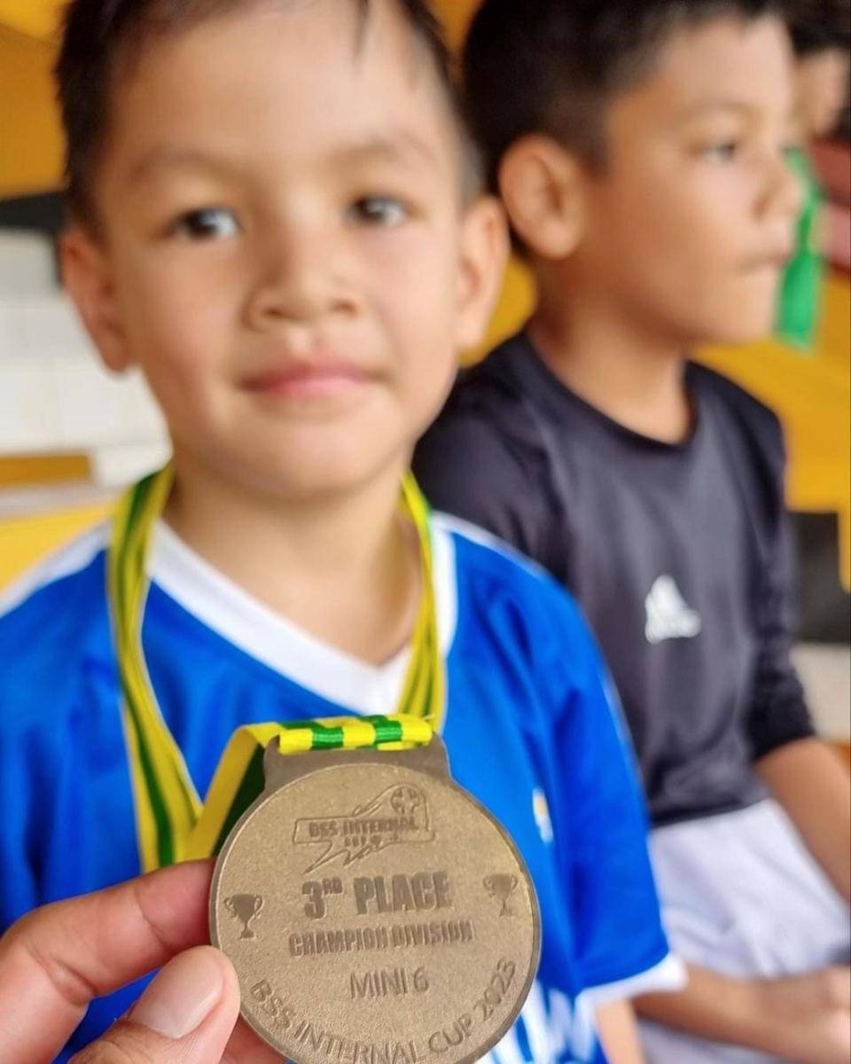 potret Arjuna Zayan Sugiono dan Kai Attar Sugiono saat bermain bola (instagram.com/titi_kamall)