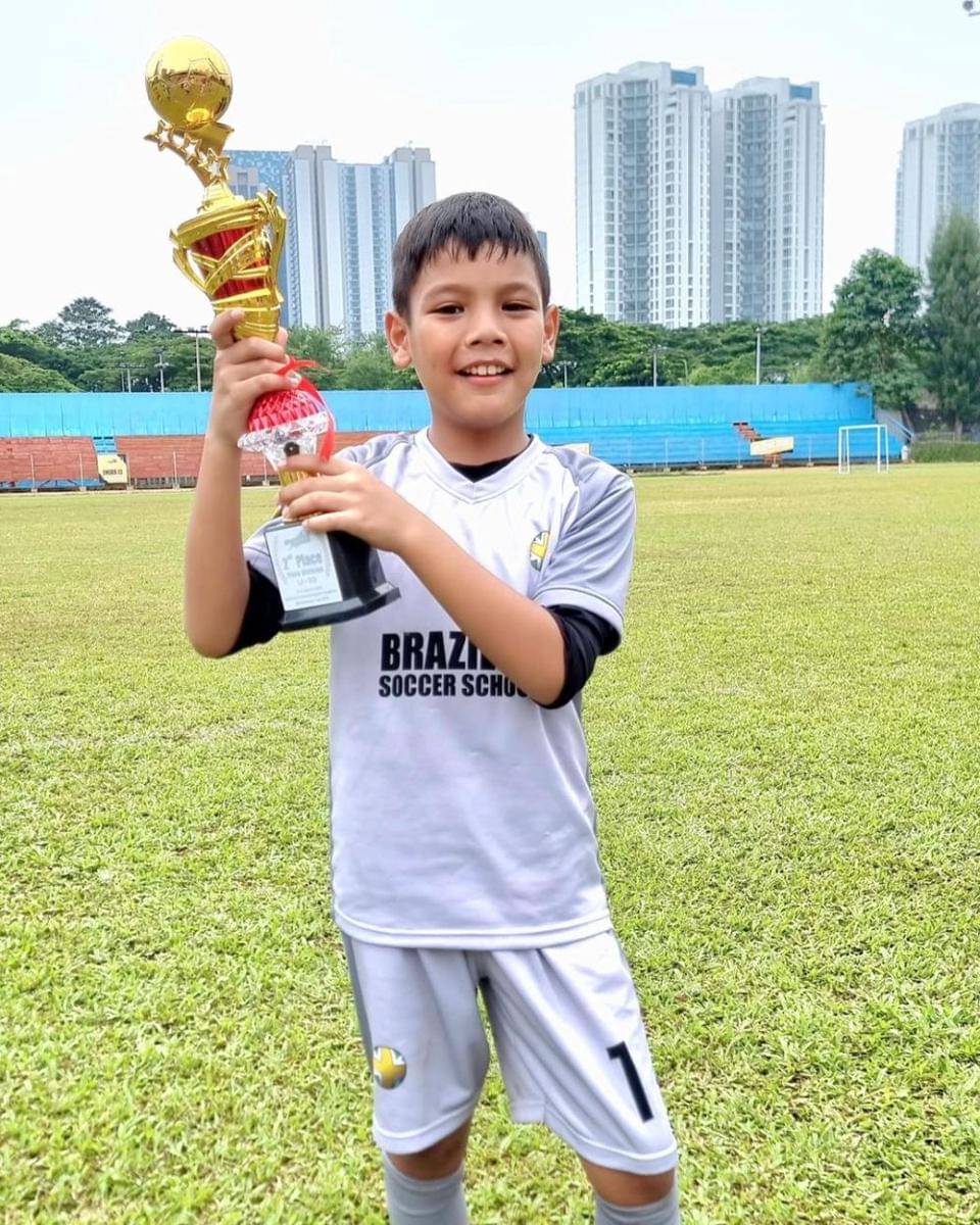 potret Arjuna Zayan Sugiono dan Kai Attar Sugiono saat bermain bola (instagram.com/titi_kamall)