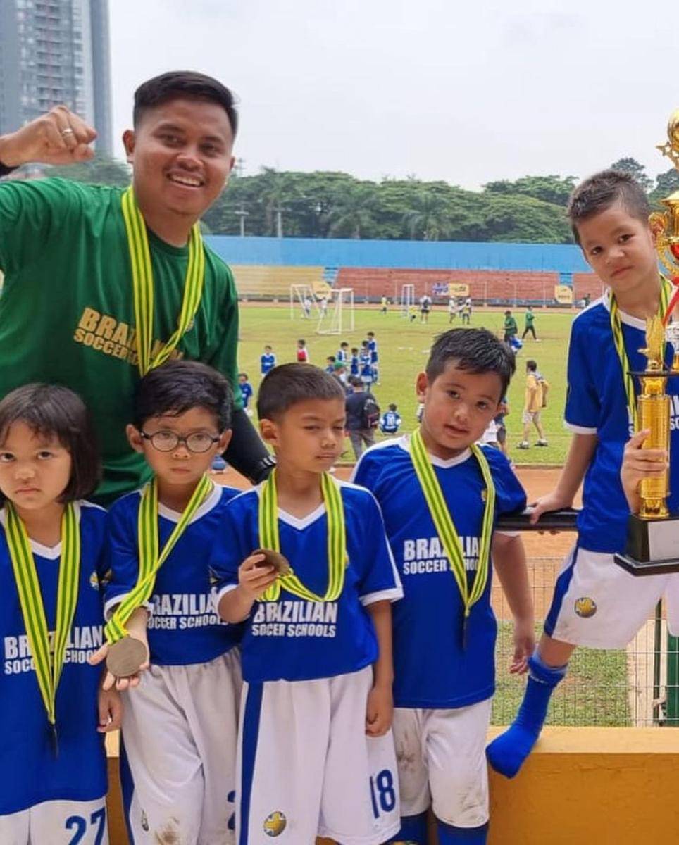 potret Arjuna Zayan Sugiono dan Kai Attar Sugiono saat bermain bola (instagram.com/titi_kamall)