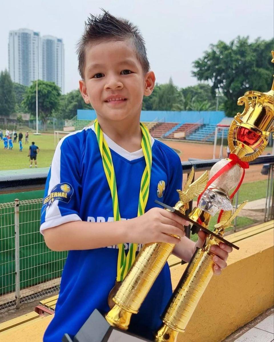 potret Arjuna Zayan Sugiono dan Kai Attar Sugiono saat bermain bola (instagram.com/titi_kamall)