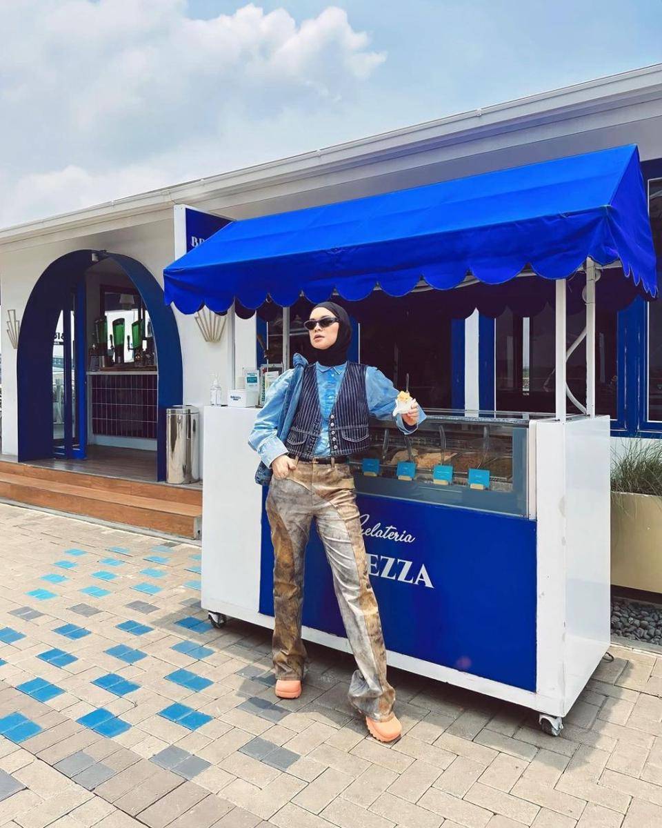 Outfit serba biru ala Tantri Namirah (instagram.com/tanteinamirah)