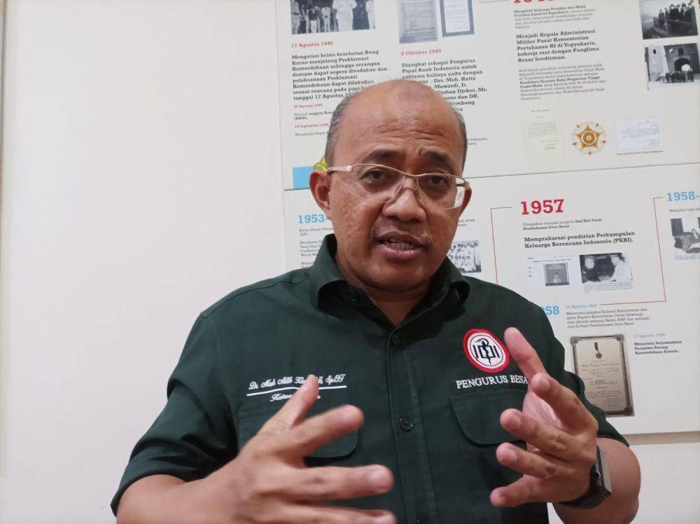 Ketua Umum IDI Adib Khumaidi saat media briefing di kantor IDI, Selasa (28/3/2023) (Dok. Istimewa)