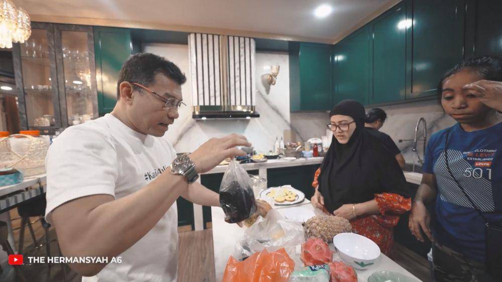 Anang bikin takjil (YouTube.com/The Hermansyah A6)
