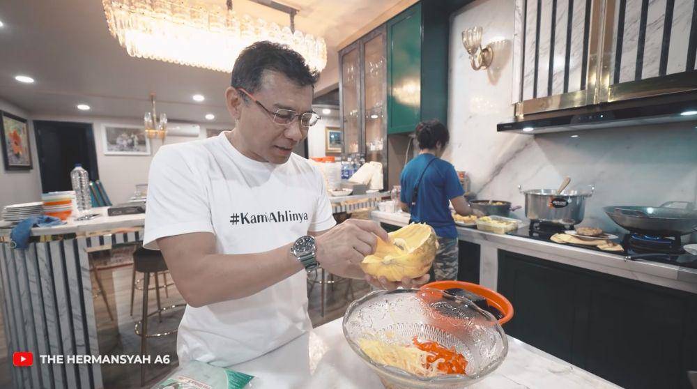 Anang bikin takjil (YouTube.com/The Hermansyah A6)