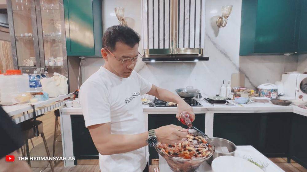 Anang bikin takjil (YouTube.com/The Hermansyah A6)