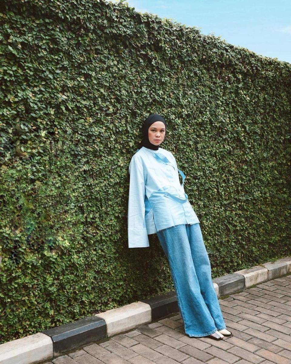 Outfit serba biru ala Tantri Namirah (instagram.com/tanteinamirah)