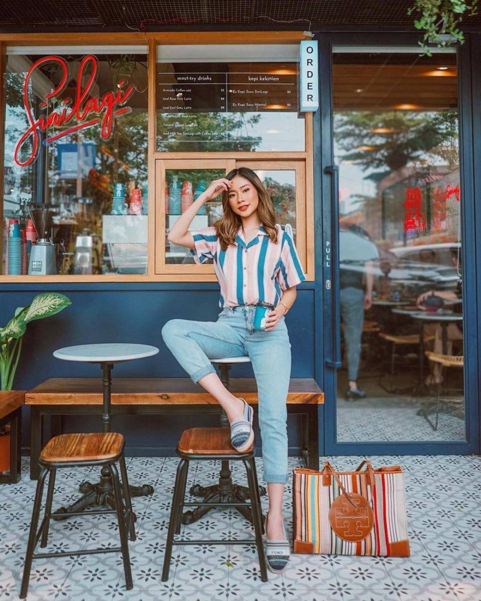 OOTD celana jeans ala Claudia Novira (instagram.com/claudianovira)