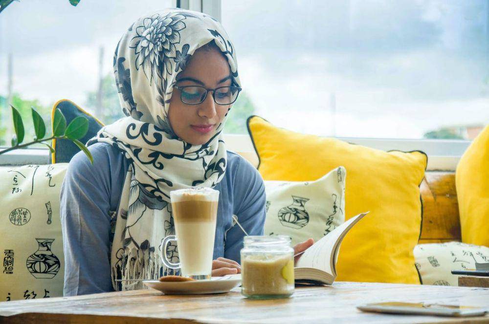 ilustrasi seorang perempuan sendirian (pexels.com/Lombe K)