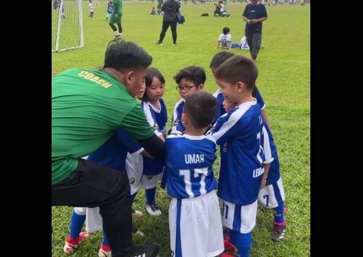 potret Arjuna Zayan Sugiono dan Kai Attar Sugiono saat bermain bola (instagram.com/titi_kamall)