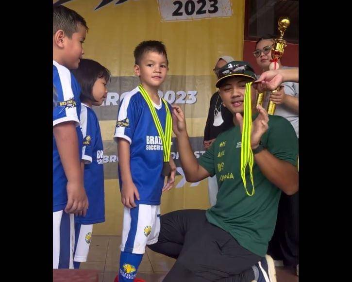 potret Arjuna Zayan Sugiono dan Kai Attar Sugiono saat bermain bola (instagram.com/titi_kamall)