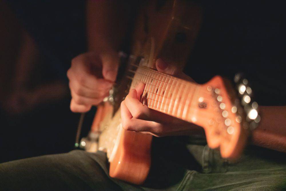 ilustrasi gitar fender (unsplash.com/CathyMu)
