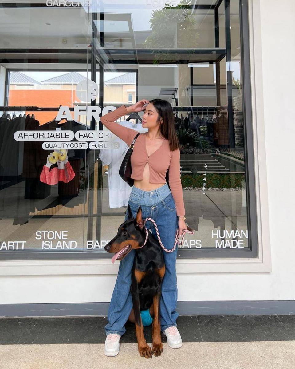 OOTD celana jeans ala Claudia Novira (instagram.com/claudianovira)