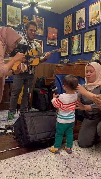 kolase Rayyanza live show di restoran Mama Amy (instagram.com/nissyaa)