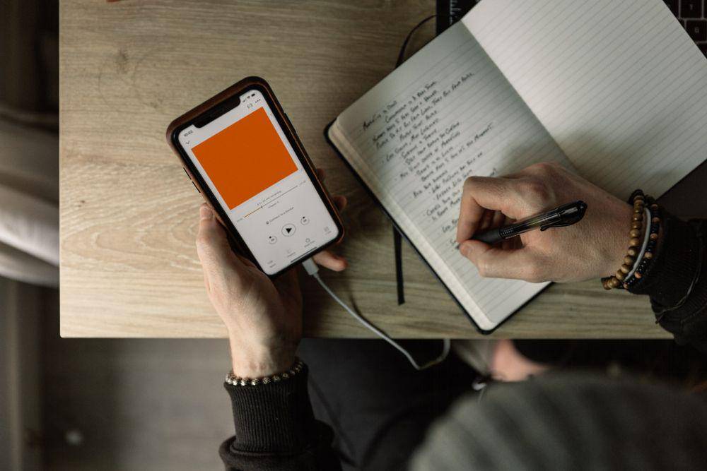 ilustrasi mendengarkan podcast (unsplash.com/Dillon Shook)