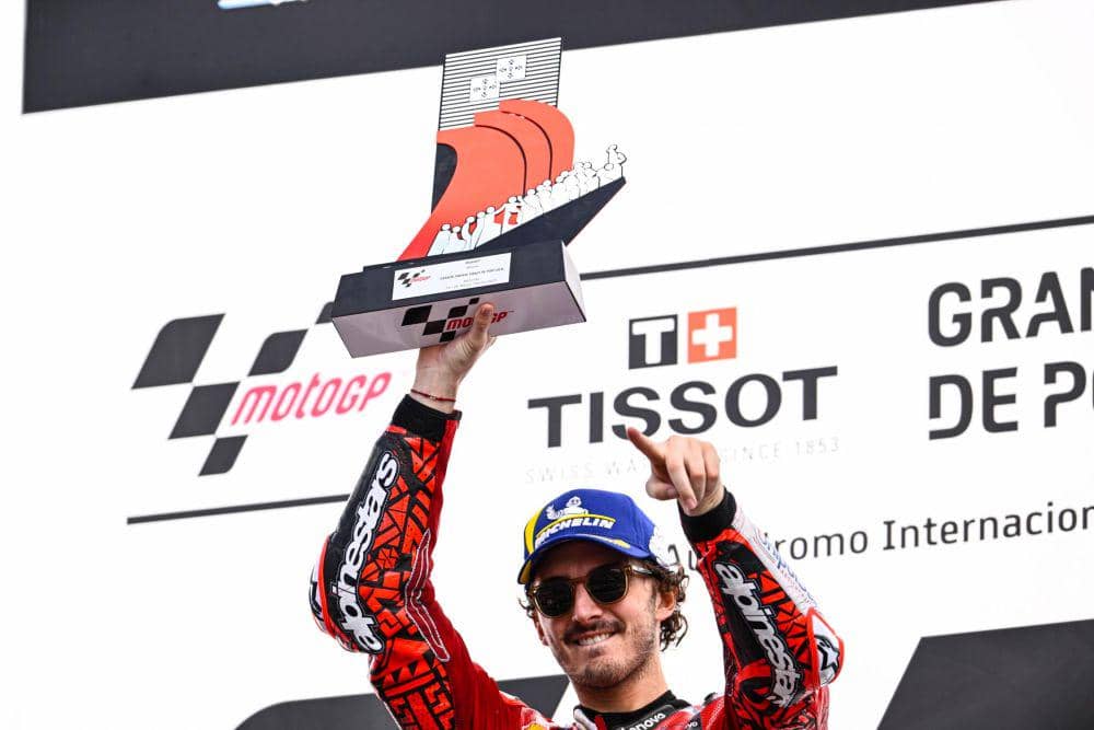 Francesco Bagnaia mengangkat trofi usai memenangi main race GP Portugal 2023. (motogp.com)