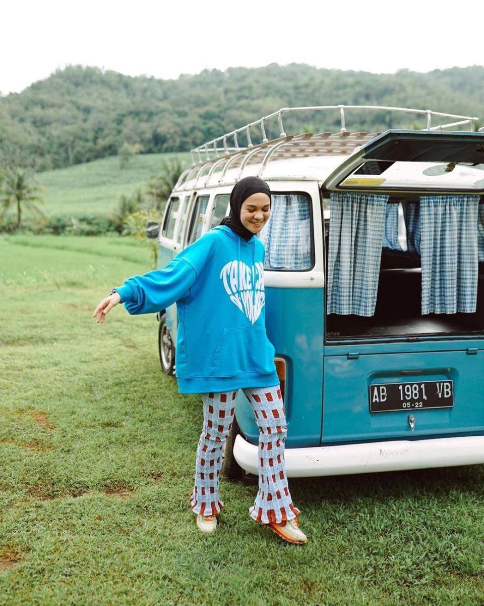 Outfit serba biru ala Tantri Namirah (instagram.com/tanteinamirah)