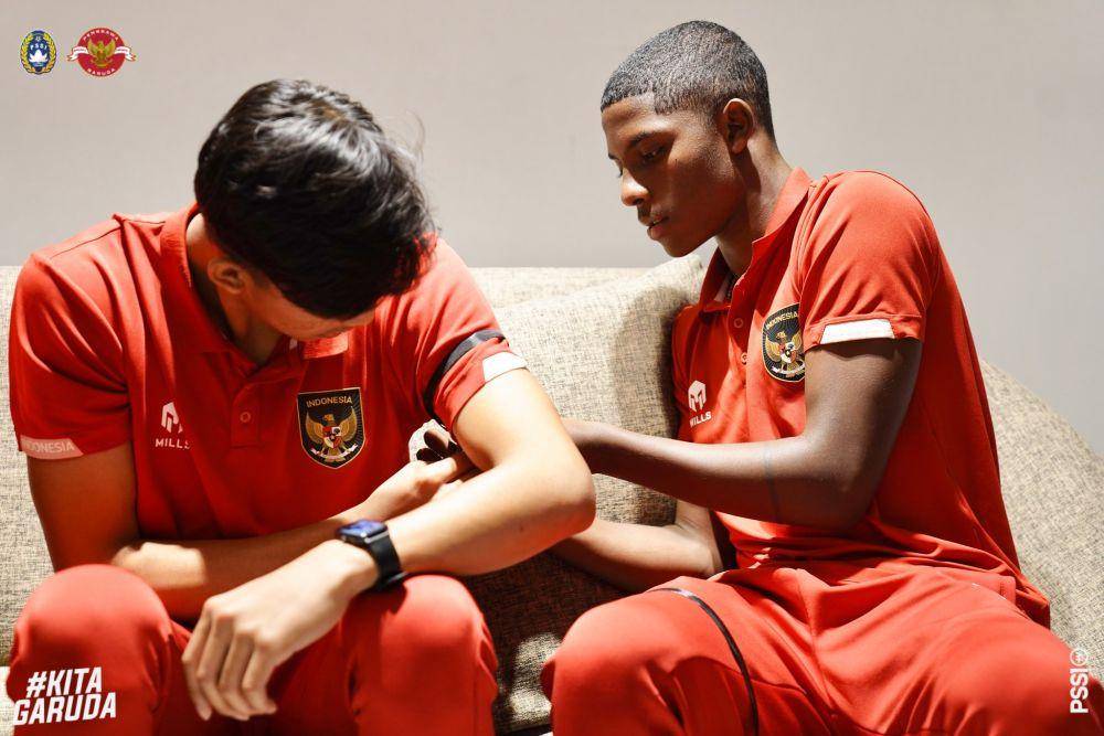 Timnas Indonesia U-20 menggunakan pita hitam. (Twitter/@PSSI).